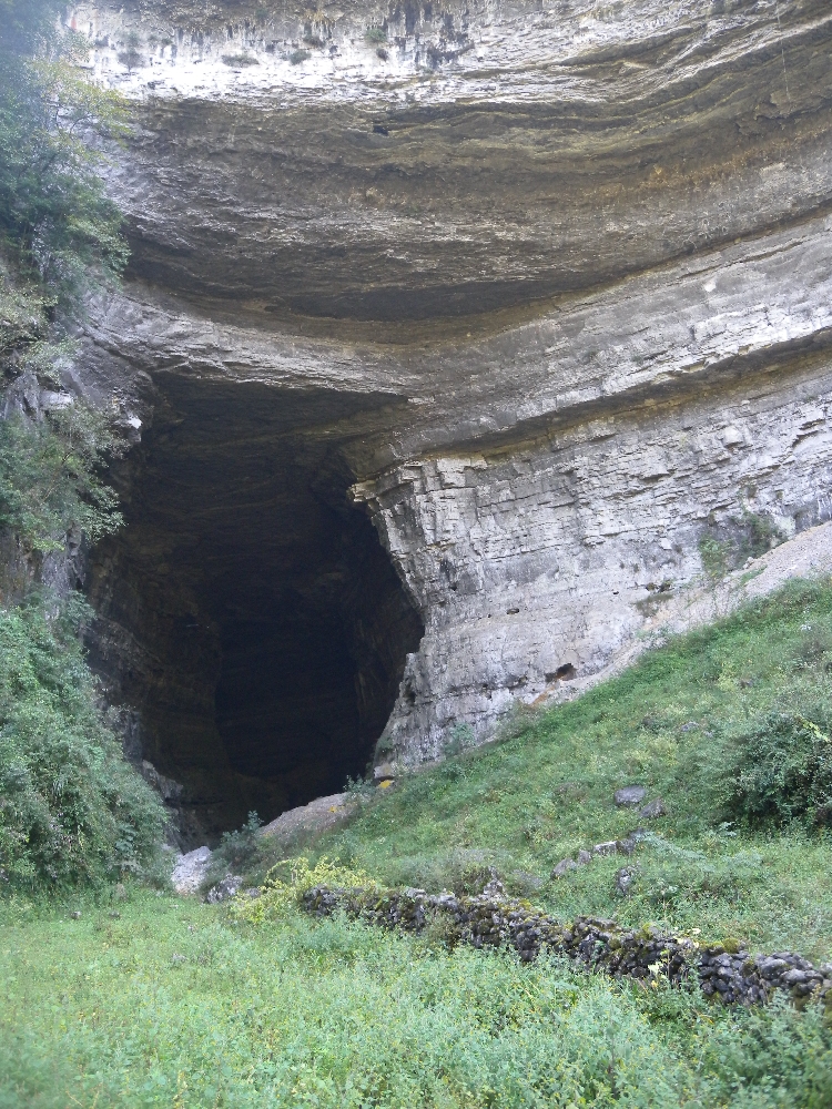 La grotte de Xiadong (la grotte inférieure) est une des entrées du réseau de Shuanghedongqun la plus longue grotte de Chine et d'Asie avec plus de 230 km de développement. (Guizhou)